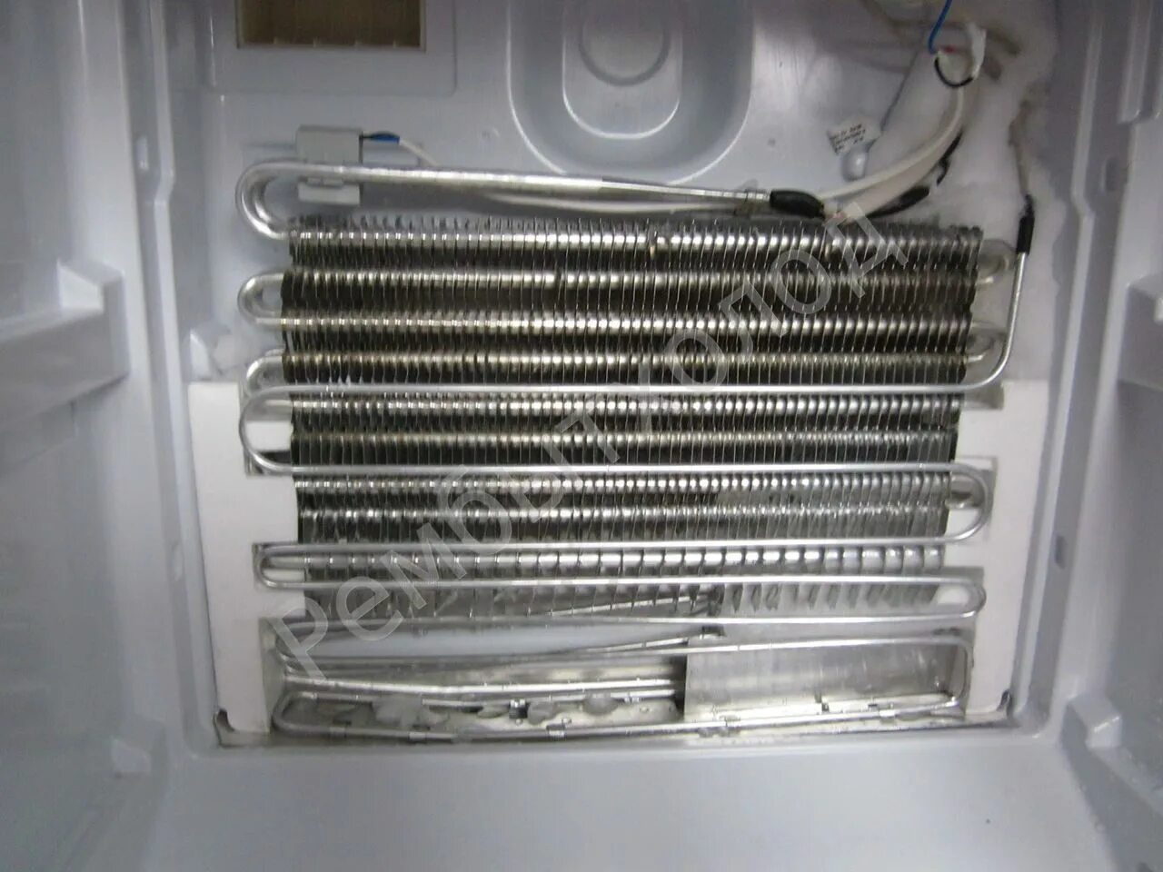 Капиллярная трубка холодильника Аристон Хотпоинт 1814. Индезит ноу Фрост сильно морозит. Холодильник Индезит морозит верхняя.