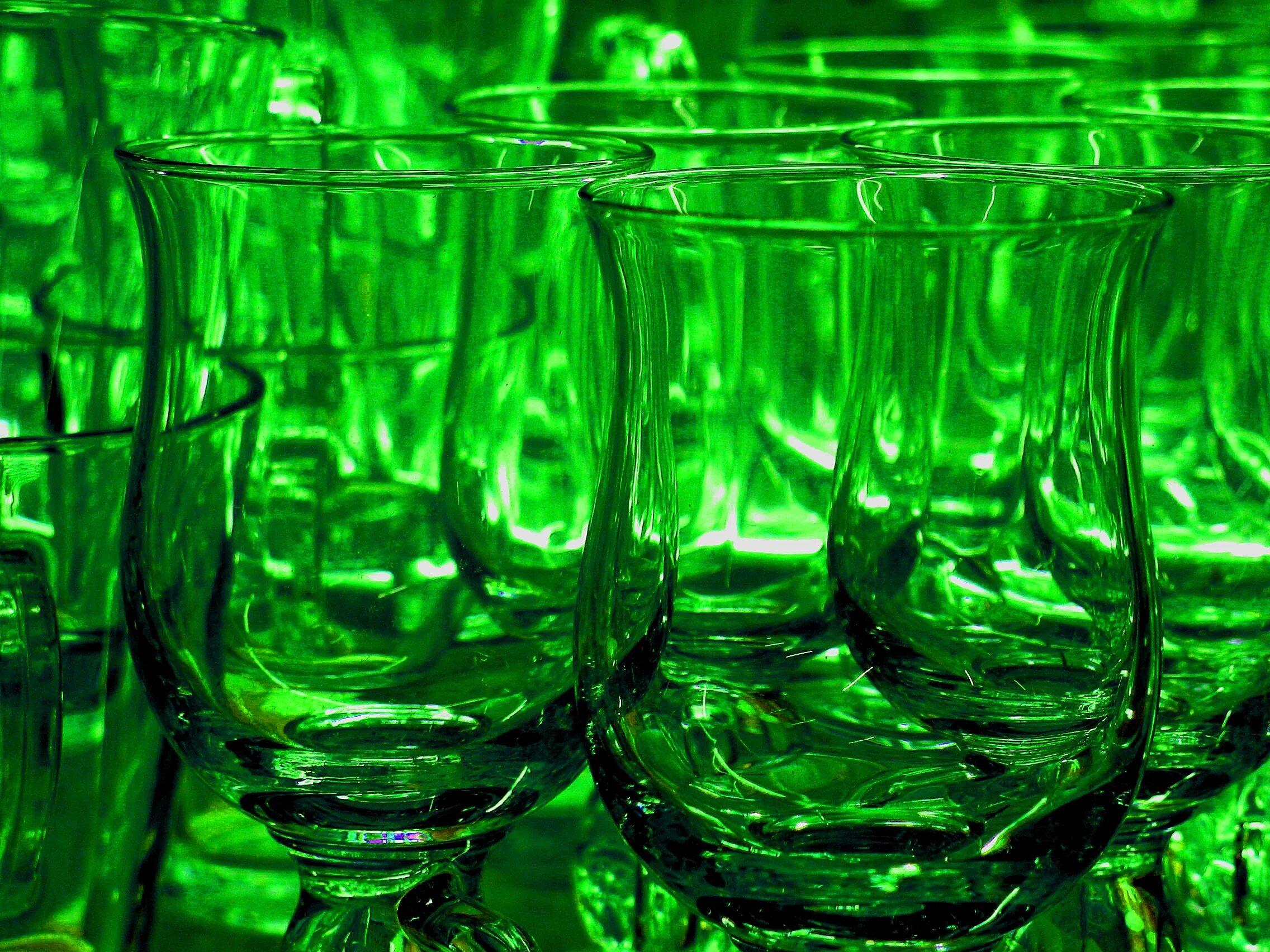 Стакан с зеленой водой. Зеленые бокалы. Зеленые стекла. Зеленый стакан. Бокалы стаканы зеленый.