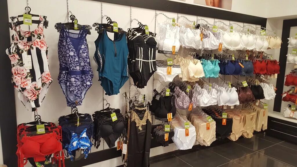 шикарное нижнее белье. белье с надписями. мир нижнего белья. нижнее белье от известных дизайнеров. трусы женские love.