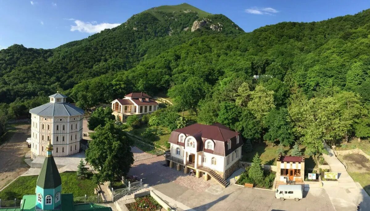 Гора бештау мужской монастырь пятигорск. Бештаугорский монастырь Пятигорск. Свято Успенский Второафонский монастырь Пятигорск. Второ-Афонский Бештаугорский монастырь. Мужской монастырь в Пятигорске на горе Бештау.