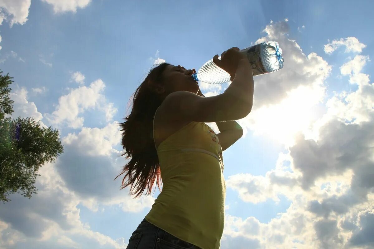 Пить воду после пробуждения. Здоровый образ жизни вода. Люди пьют воду на солнце. Женщина пьет много воды. Жара Pixabay.