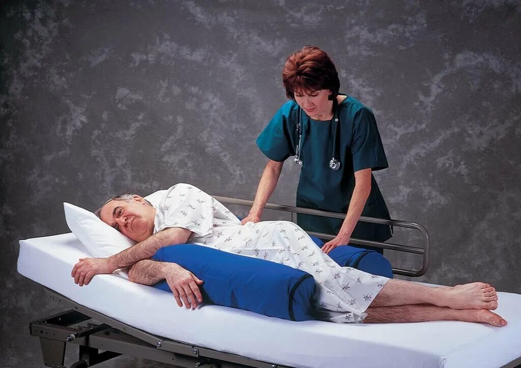 Постель лежачего больного. Подушка для инсультных больных. Лежачий пациент. Кровать для больного после инсульта. Укладки для инсультных больных.