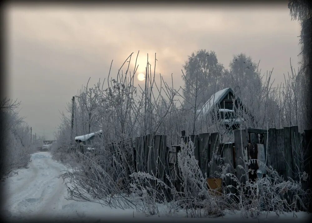 Таинственная деревня 2. Заброшенная деревня зима. Заброшенная деревня зимой. Заброшенный дом зима. Мрачная зима деревня.