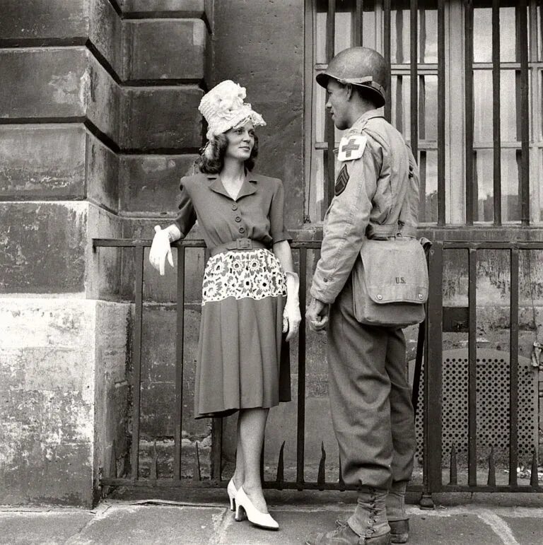 Женщина после второй мировой. Париж 1940е мода. Мода Германия 1940годо. Коллаборационистки Франции. Мода 1944 Франции.