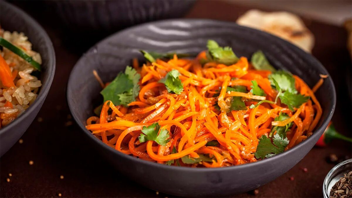 Корейские закуски. Корейские салаты ингредиенты. Фунчоза острая по-корейски. Ингредиенты для корейских салатов. Корейский салат морковча.