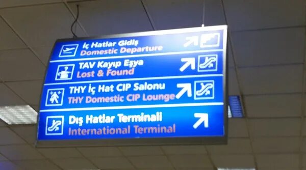 Пересадка в стамбуле можно. Указатели в аэропорту Стамбула. Указатели в новом аэропорту Стамбула. Аэропорт Стамбула Транзит. Таблички аэропорт Стамбула.