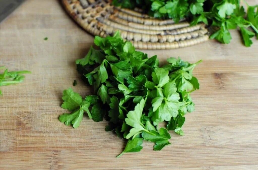 Петрушка растение. Венок из петрушки. Петрушка кориандр кинза. Петрушка таркиби. Кервель ажурный.