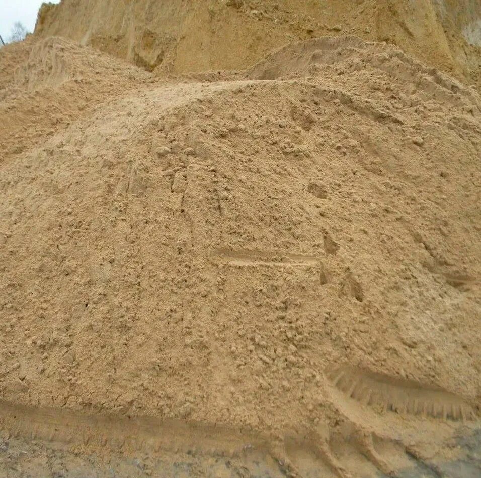 Песок карьерный. Песок Речной. Песок карьер. Куча песка. Купить песок в московской области
