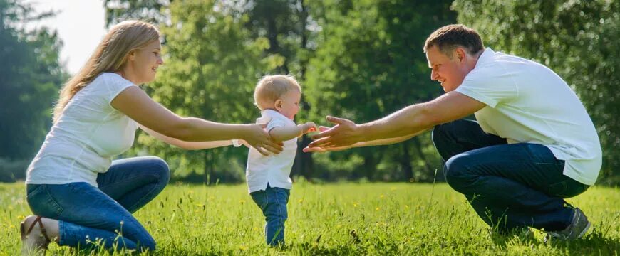 Первые шаги ребенка с мамой. Родители с маленькими детьми. Первые семейные шаги. Первые семейные шаги. Первые шаги ребенка с мамой.
