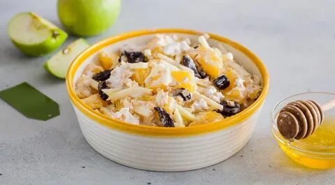 Салат с черносливом и яблоком