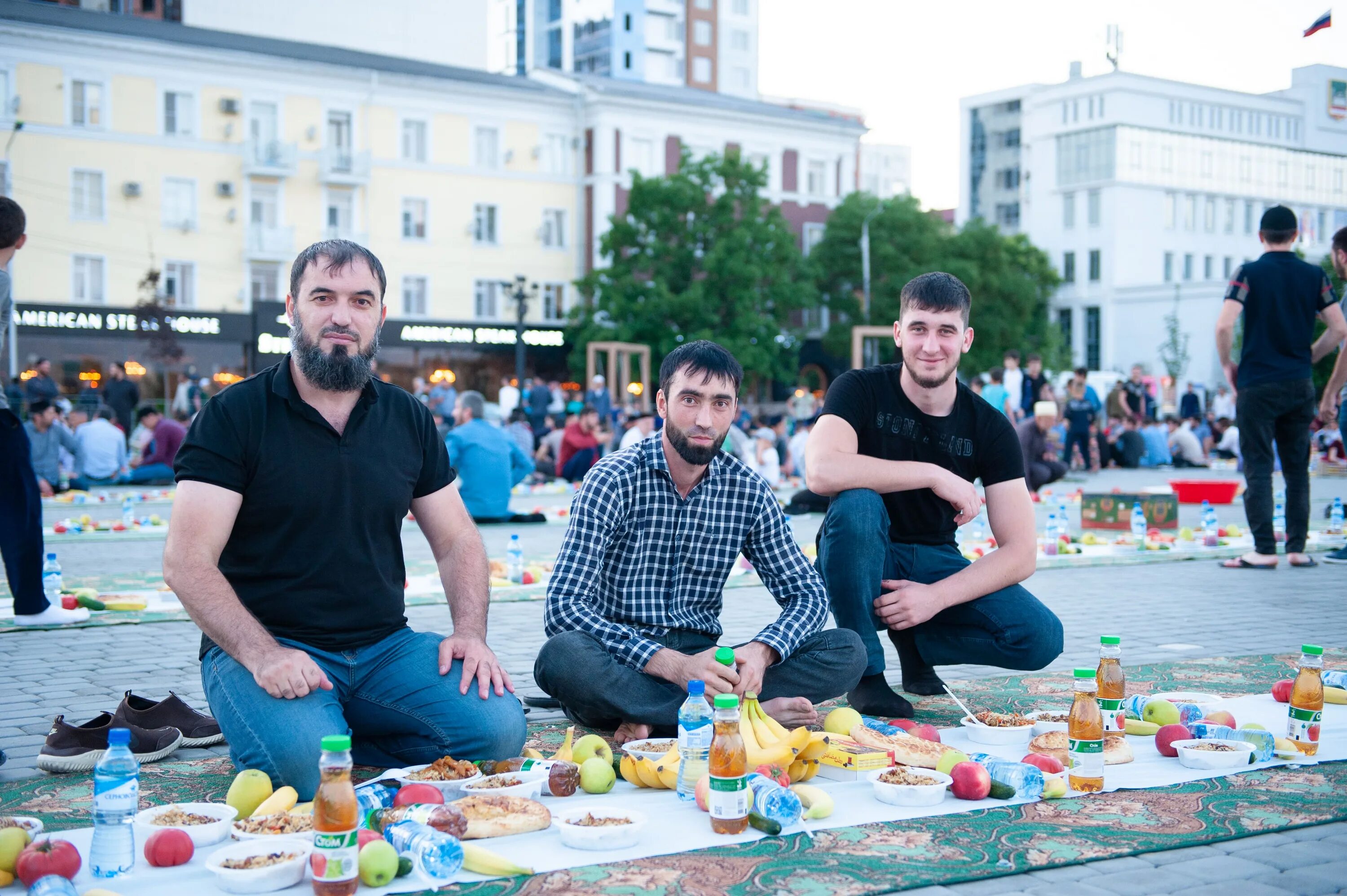 Ифтар ростов на дону. Ифтар в дербенте. народный ифтар в грозном 2016 чечня. ифтар в грозном. фонтан дербент ифтар.