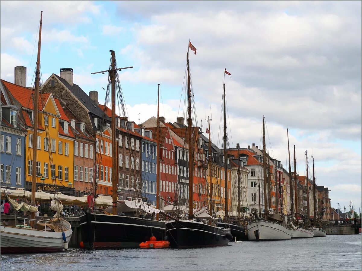 Время в копенгагене сейчас. Новая гавань Копенгаген. Копенгаген исторический центр. Лассерберг Копенгаген. Копенгаген в 1444.