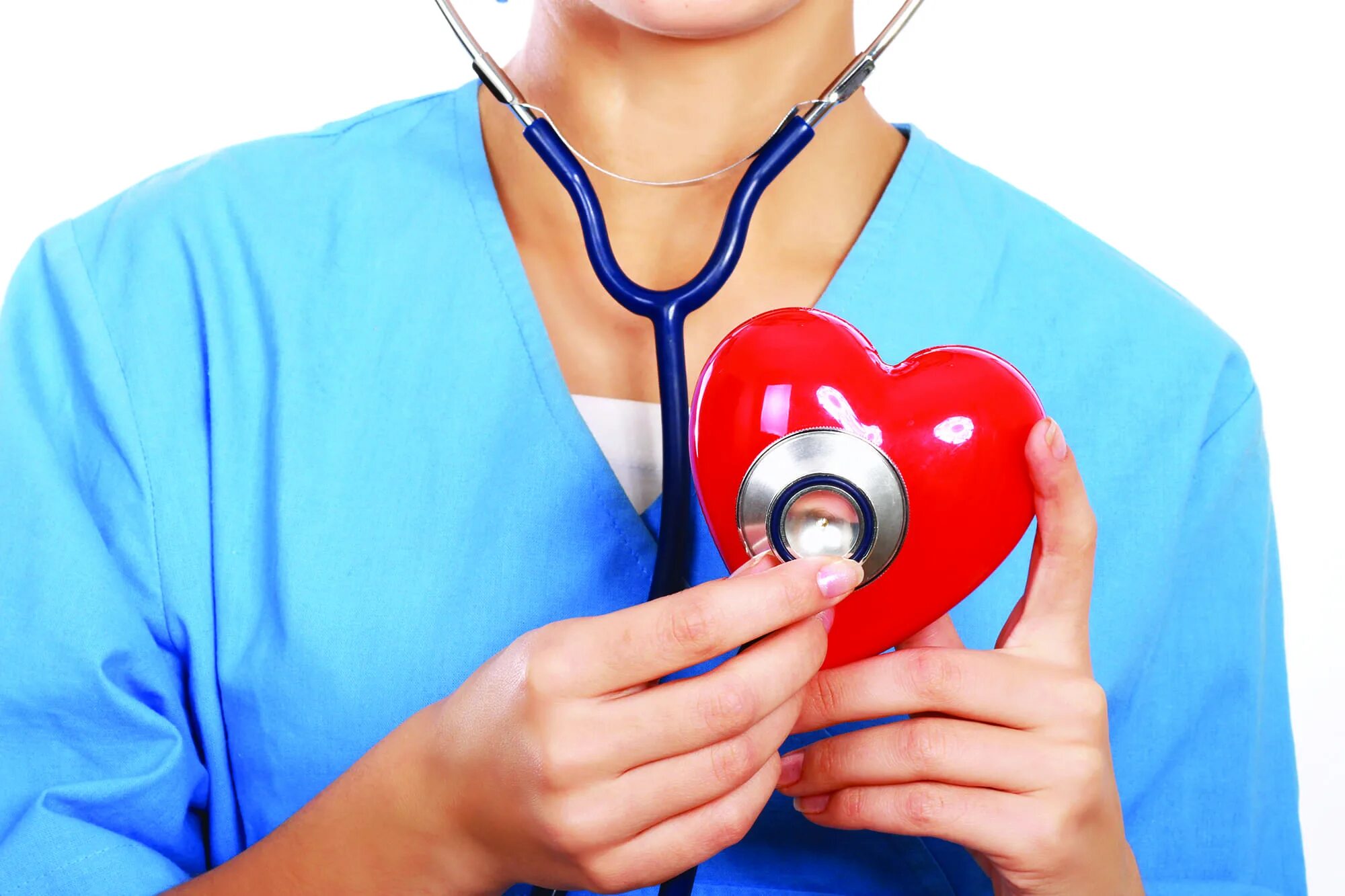 Сосудистые заболевания врач. Прослушивание сердца. Обследование сердца. Врач слушает сердце. Терапия сердца.