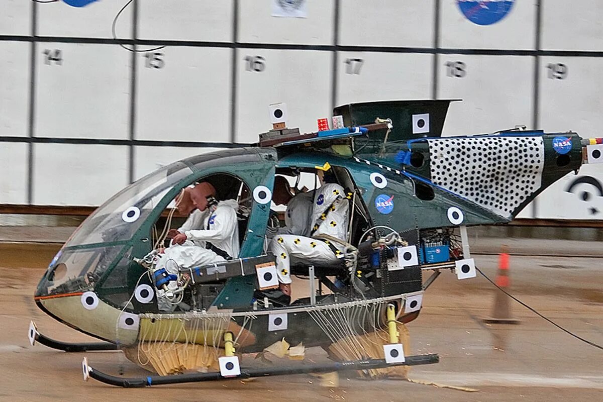 Скинь вертолет. Нанотехнологии в авиации. Вертолет НАСА. Вертолетный тест. Энергопоглощающее кресло пилота.