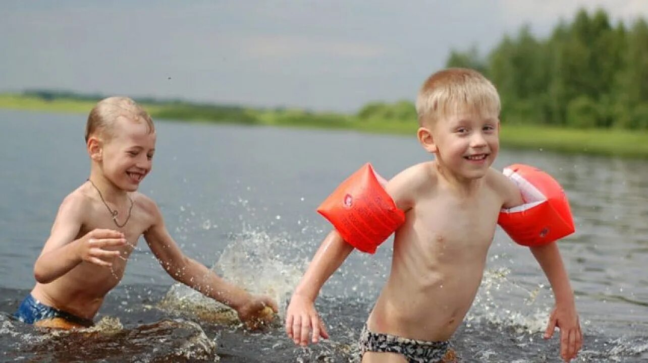 Дети на озере. Дети купаются в озере. Дети воды. Дети купаются в реке. Сколько лет купаются