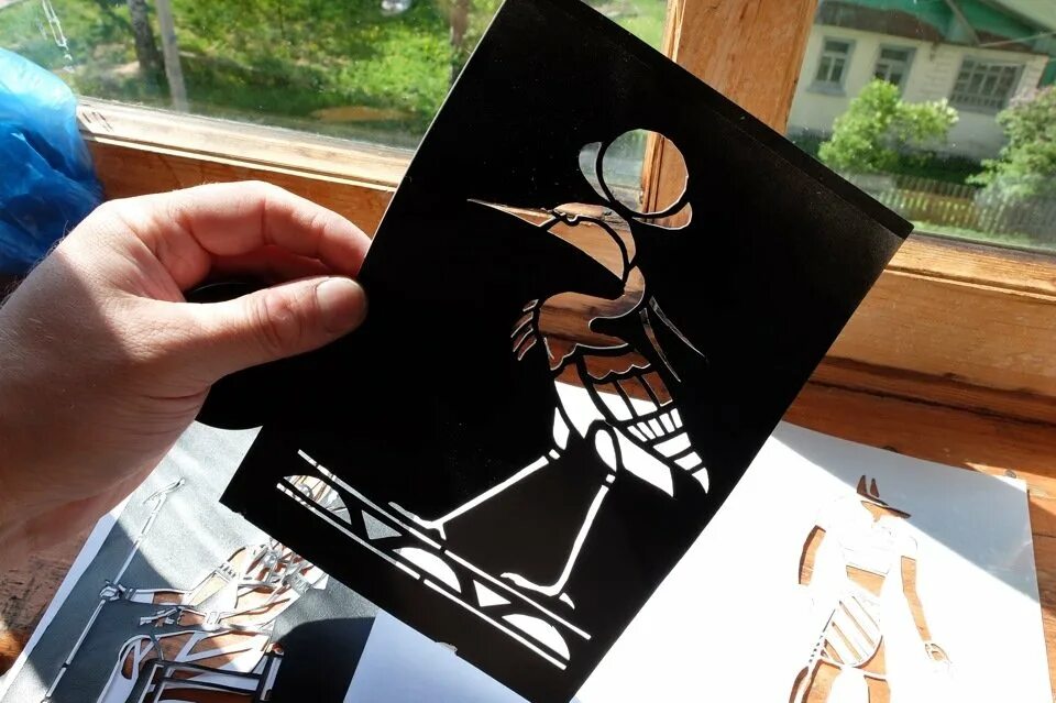 Трафарет для рекламы на асфальте. Трафарет для балончикана. Трафареты для баллончика. Трафарет для краски баллончиком. Трафарет для аэрозольного баллончика.