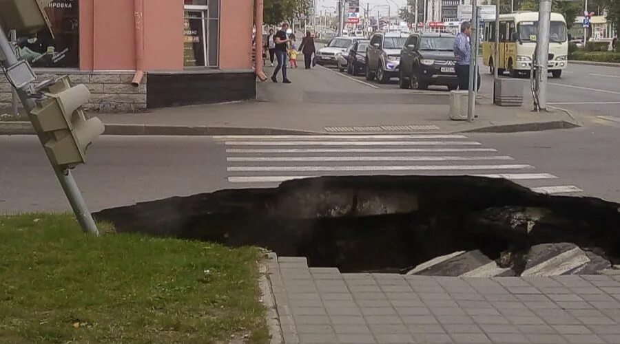 Где провалился асфальт. Барнаул пр Ленина провалился асфальт 08.06. В Барнауле провалился асфальт. Провалы асфальта в Самаре. В Новосибирске провалился асфальт.