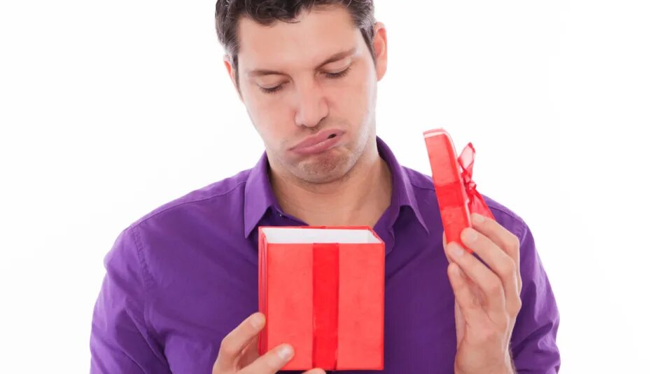 Девушка дарит подарок. Девушка дарит носки. Парень дарит девушке носки примета. Подарок " мужчине". Девушка дарит носки.