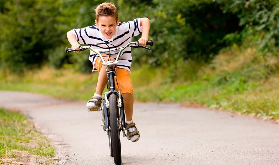The children are riding bikes. Мальчик на Велике. Мальчишки на великах. Мальчик катается на велосипеде. Подросток катается на велосипеде.