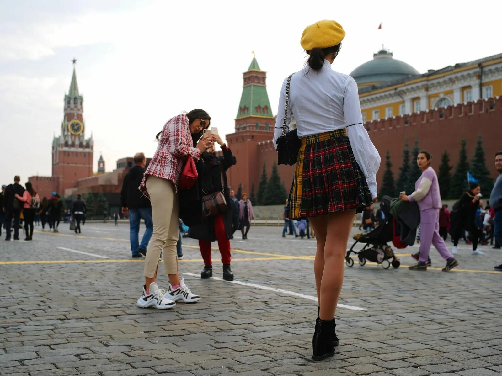 Туристы на красной площади. Иностранцы на красной площади. Иностранные туристы в Москве. Подруги на красной площади.