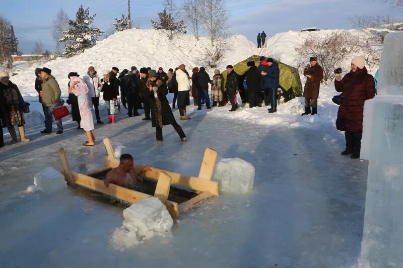 Погода в северке алтайский край. Купель Северка Екатеринбург. Крещения в поселке Сарапулка Свердловской. Купание в Свердловской области. Крещенское купание в деревне верхняя Баранча.