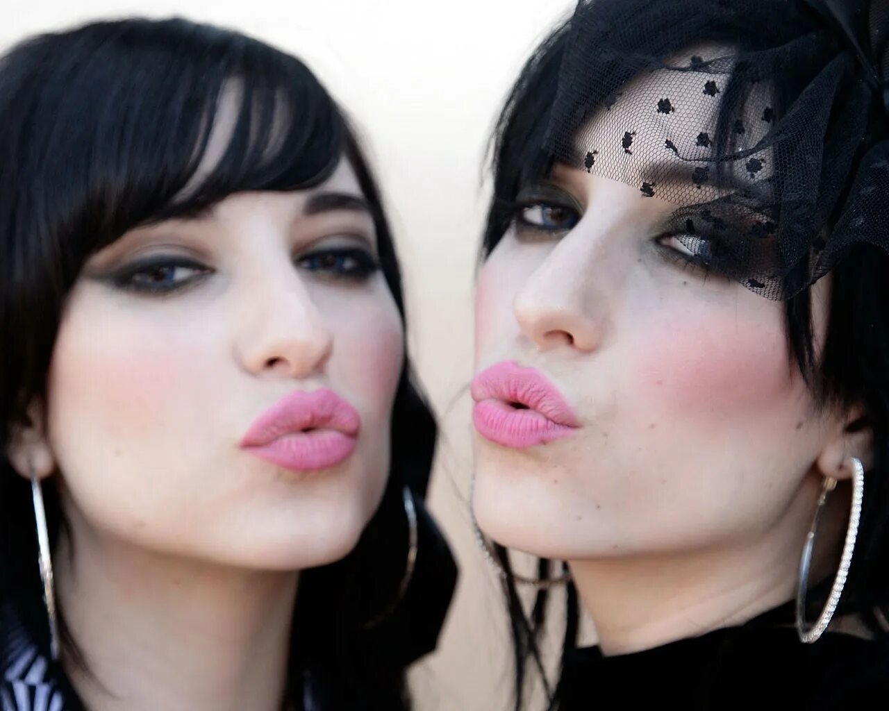 На обоих девушках были. Группа the Veronicas. Veronica. Kiss губы группа. The Veronicas 4ever.