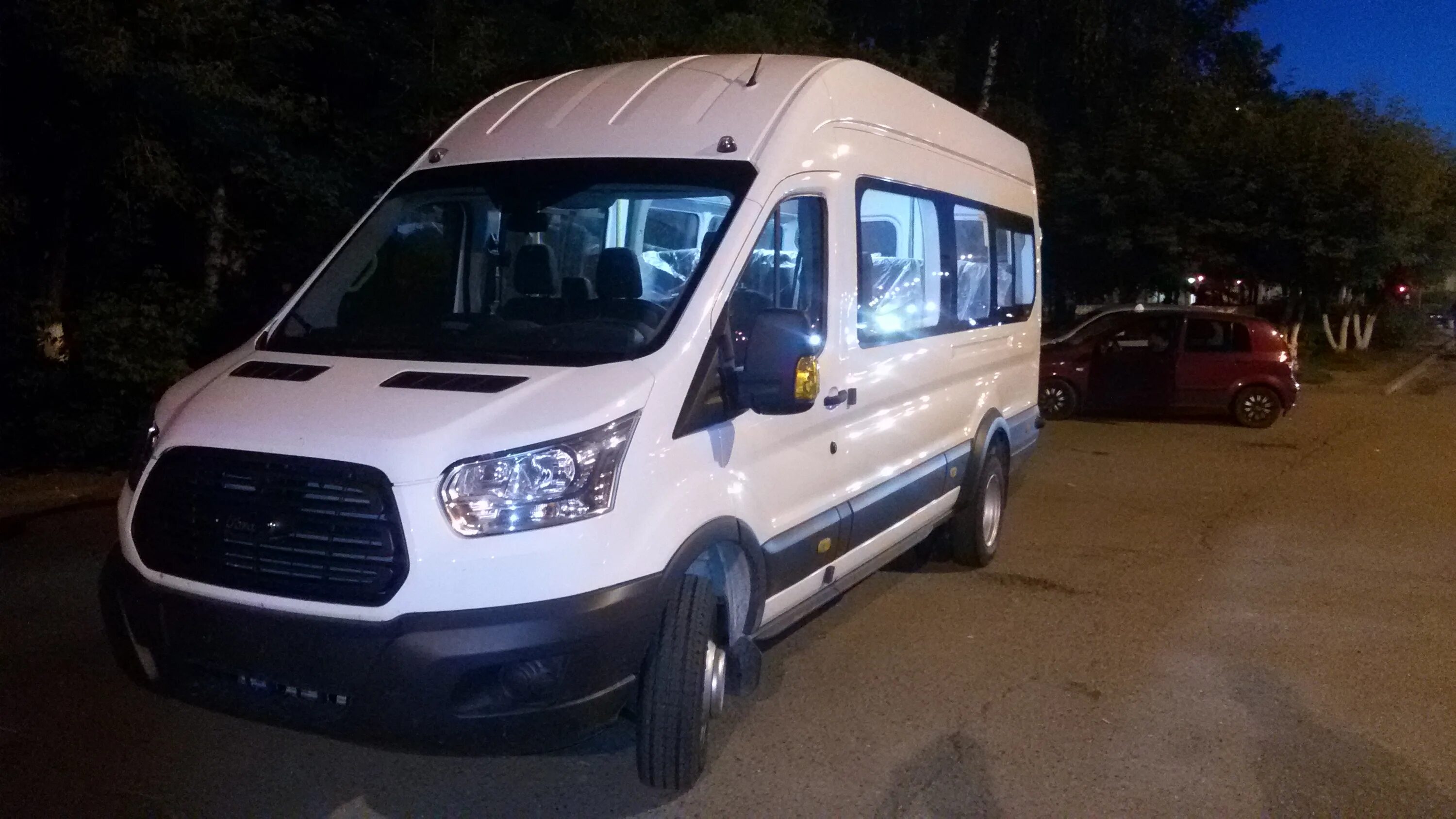 Форд транзит 19. Ford Transit 19+3. Ford Transit 2016. Ford Transit 2016 пассажирский. Форд Транзит 19 мест.