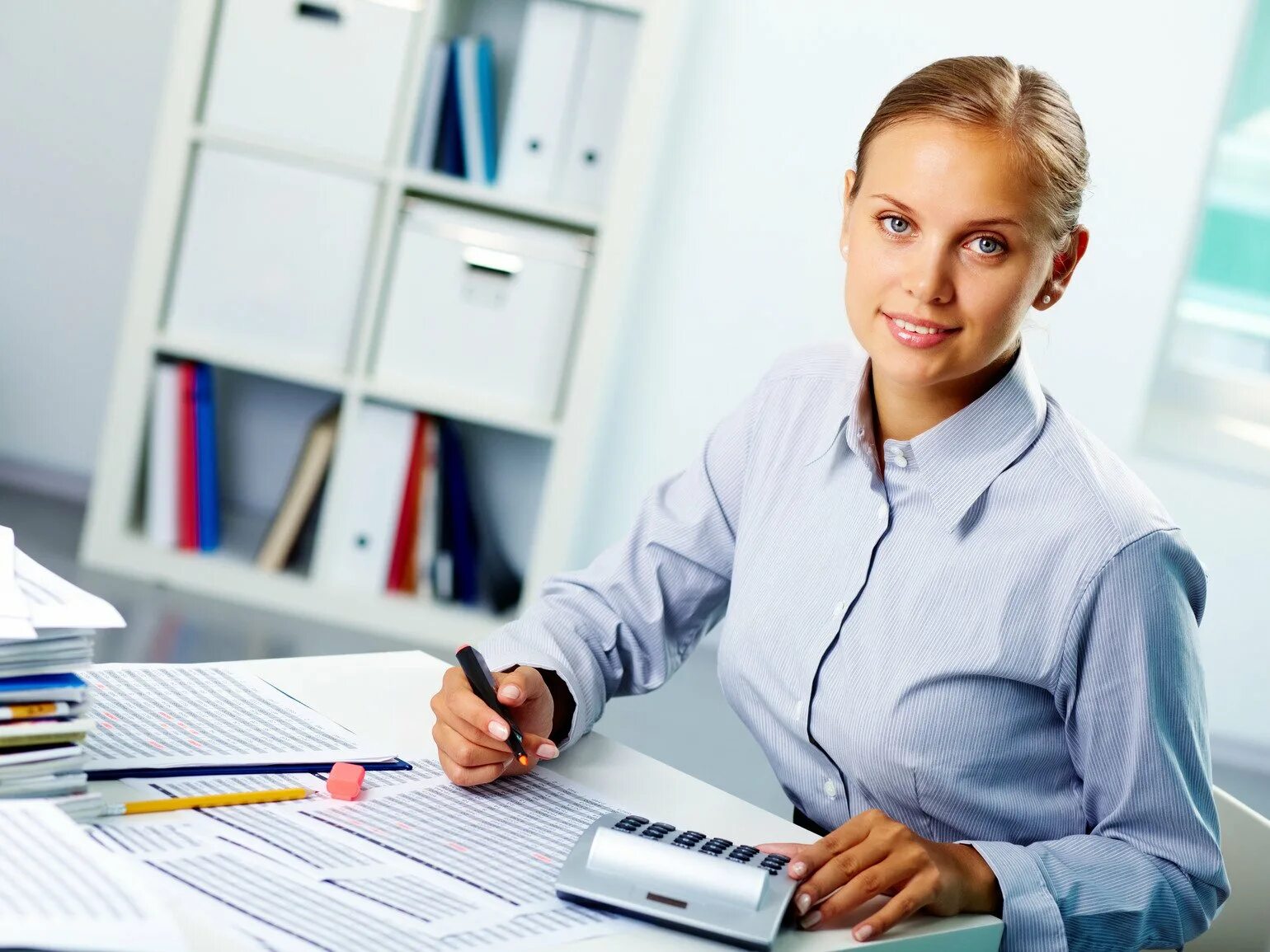 Помощник время работы. Люди в офисе. Офис менеджер. Менеджер мультяшный. Помощник руководителя.