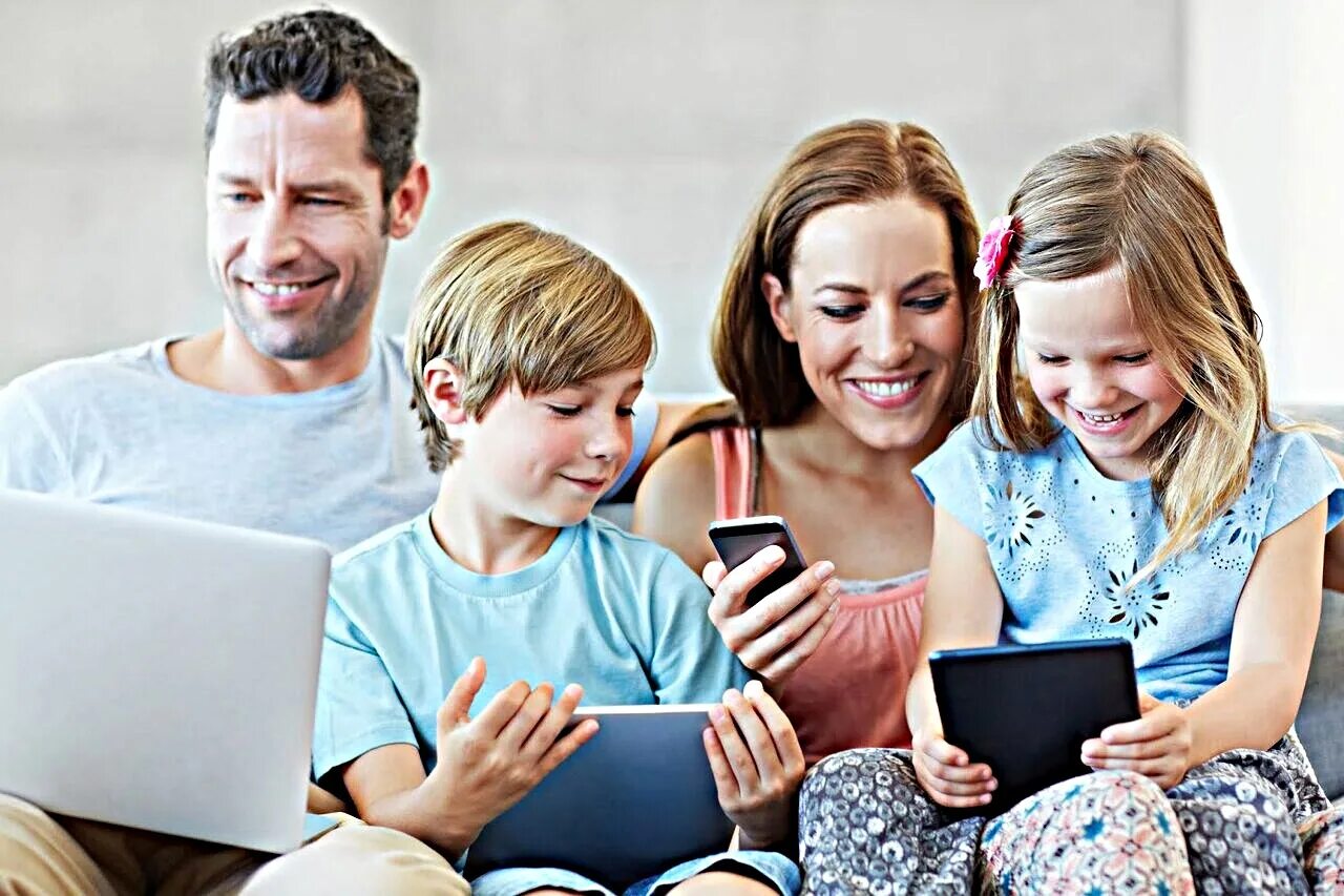 Современная семья с гаджетами. Родители и дети. Родители и интернет. Ребенок с родителями и гаджетом.