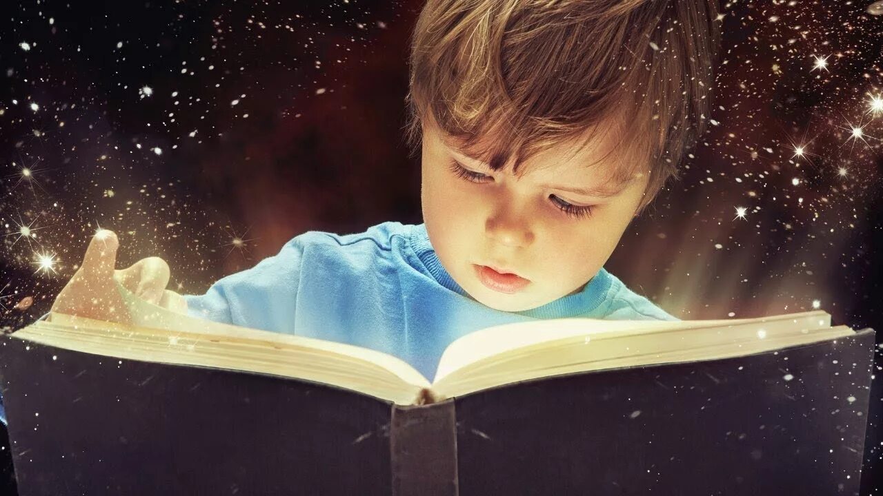 Стих дети читают видео. Мальчик с книжкой. Книги для детей. Волшебство чтения. Дети читают.