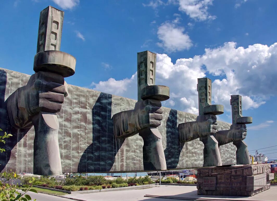 Аллея городов героев в москве в александровском саду. Мемориал рубеж обороны новороссийск. Памятники героям сталинградской битвы в волгограде. Мемориальный комплекс линия рубеж обороны новороссийск. Мемориал городам-героям в москве.