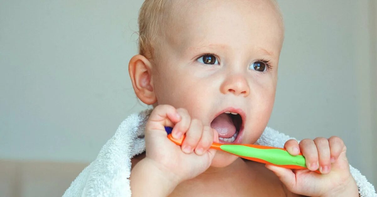 Завтрак для детей. Разноцветные зубы. Ребенок с ложкой. Детский прикорм. Маленький ребенок ест.