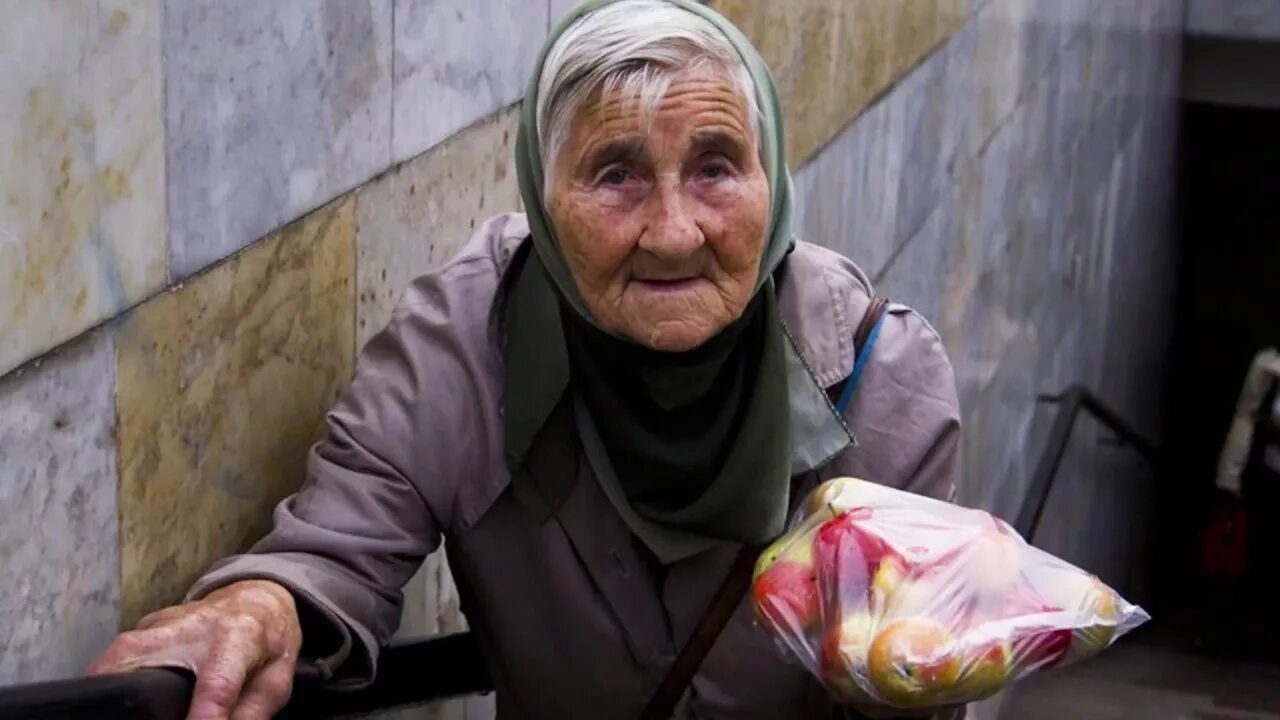 Бедная бабушка. Бедная пенсионерка. Нищая бабушка. Бедный старик. Пенсии нищеты