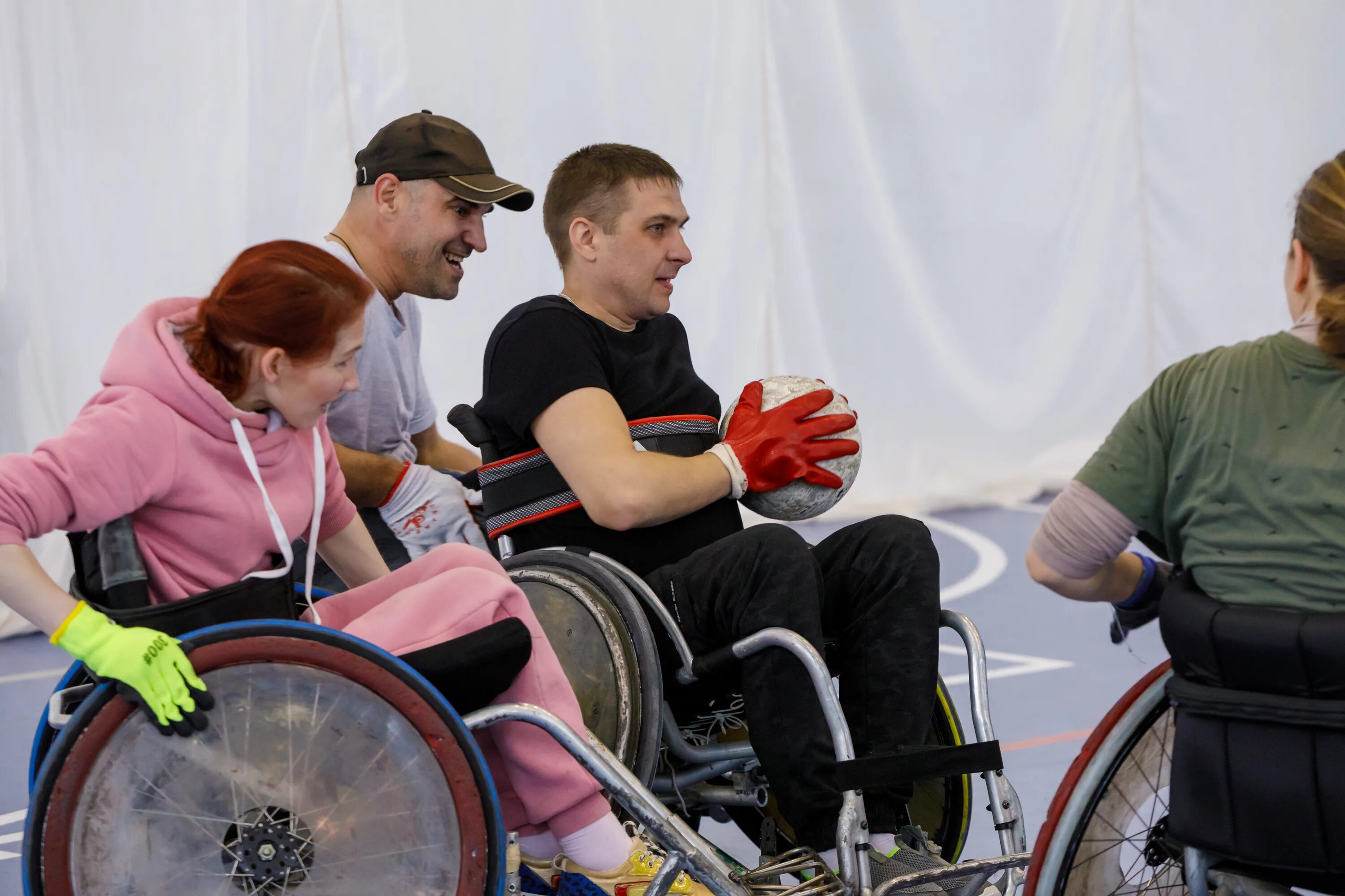 Мужчина в инвалидной коляске. Челик в инвальдной коляске. Коляска для инвалидов. Жизнь в инвалидном кресле. Красивая девушка в инвалидной коляске.