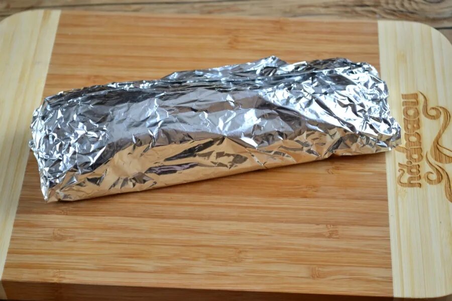 грудинка запеченная. запекаем грудинку свиную в духовке в фольге. грудинка свиная запеченная в фольге. свиная грудинка запеченная в духовке в фольге. запекаем грудинку свиную в духовке в фольге.