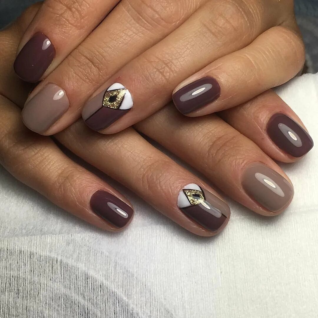 ногти в коричневых тонах. ногти шоколадного цвета. маникюр коричневый с бежевым. шеллак коричневый. ногти короткие коричневые.