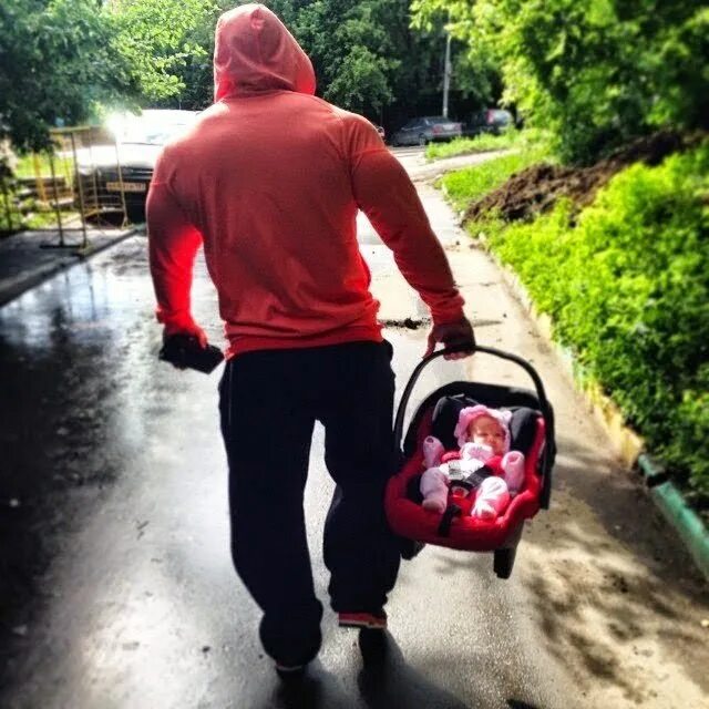 детям о папе. фотосессия с грудным ребенком. папа и сын. детям о папе. мужчина с двумя детьми на руках.