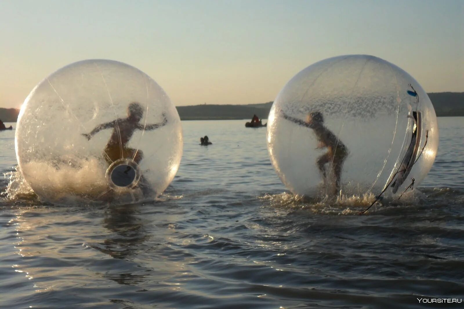 Водный зорбинг. Шар воды. Зорб на воде. Человек в шаре.