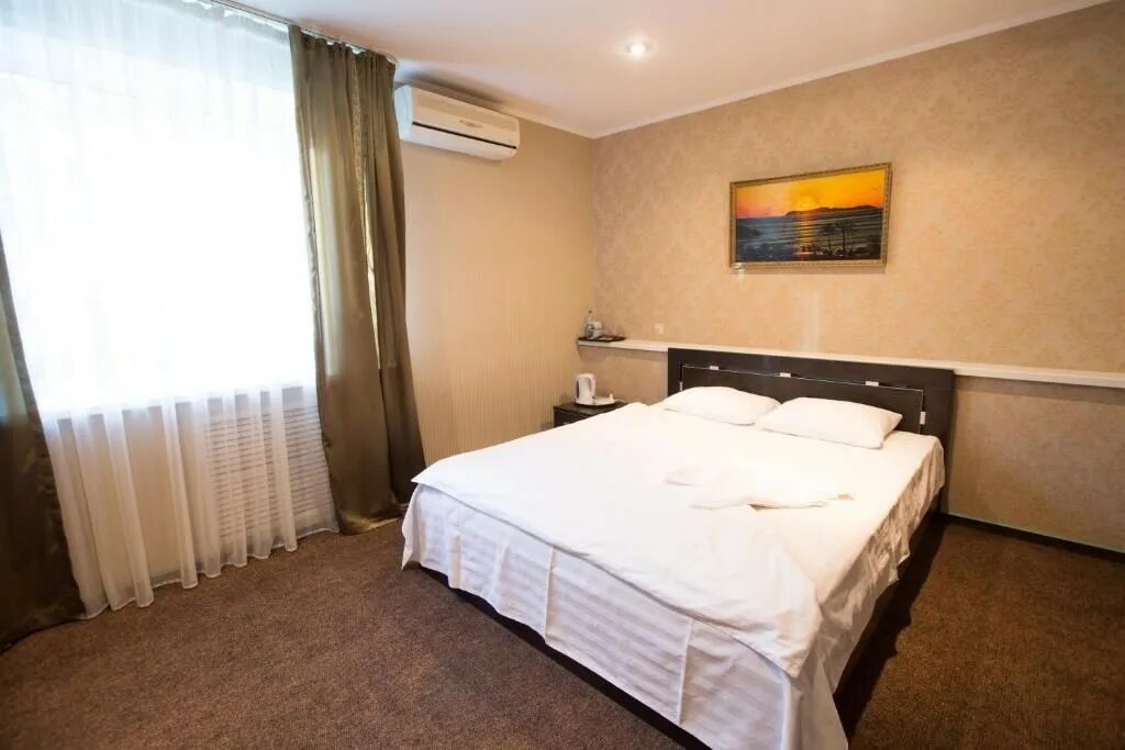 Гостиница казань посуточно недорого. Отель в казани на сутки. Алмаз казань отель баумана. Четырехместный номер. Гостиничные номера в казани.