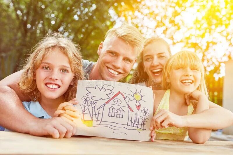 Familie und kinder. Семья лежит на траве. Время с семьей. Familie und kinder. Familie und kinder.