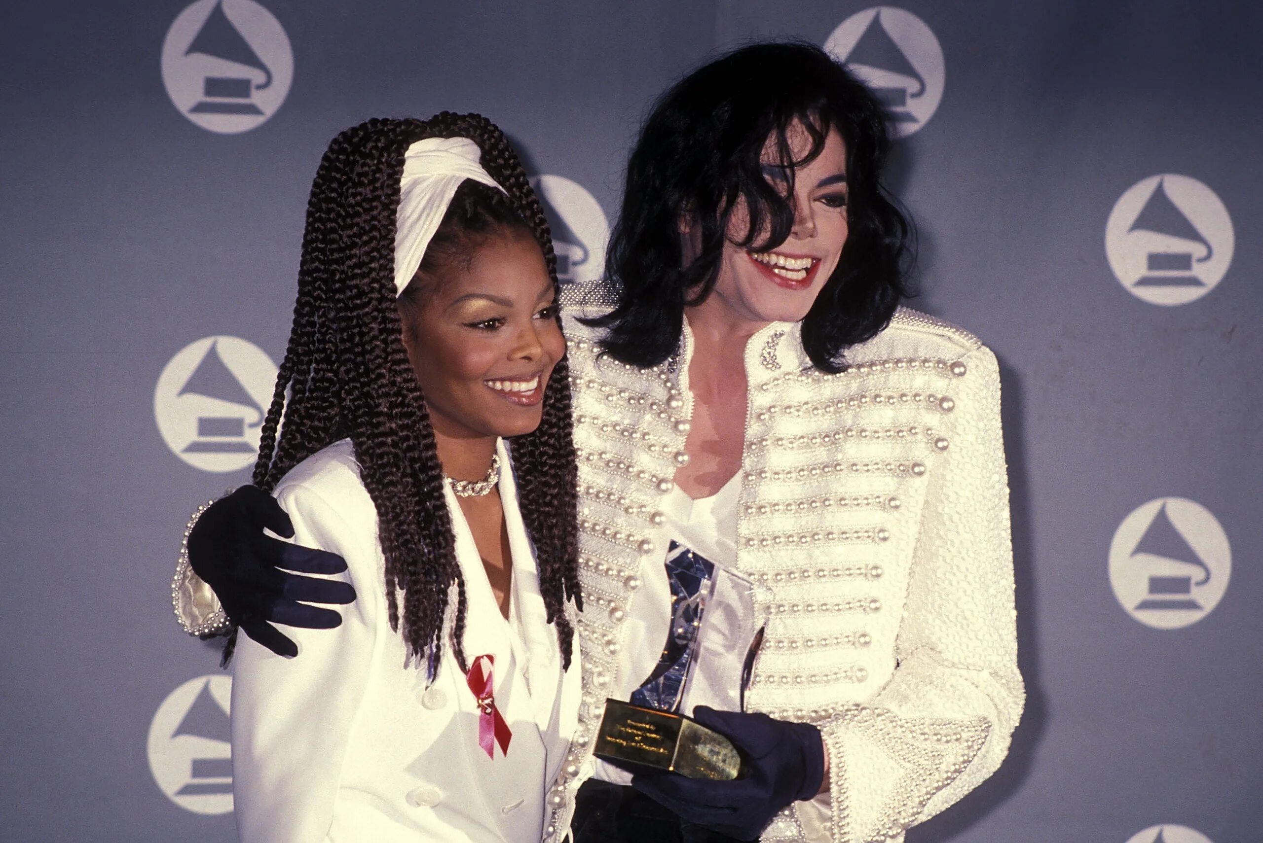 Сколько лет майклу джексону в 2024. Michael Jackson and Janet Jackson 1993 Grammy.