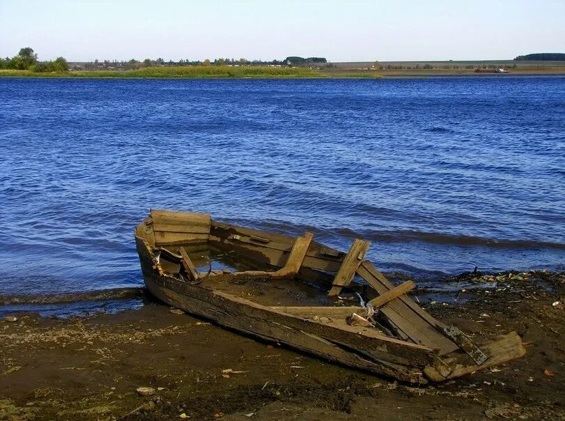 Разбившаяся лодка. Разбитая лодка. Разбитая деревянная лодка. Старая лодка. Сломанная деревянная лодка.
