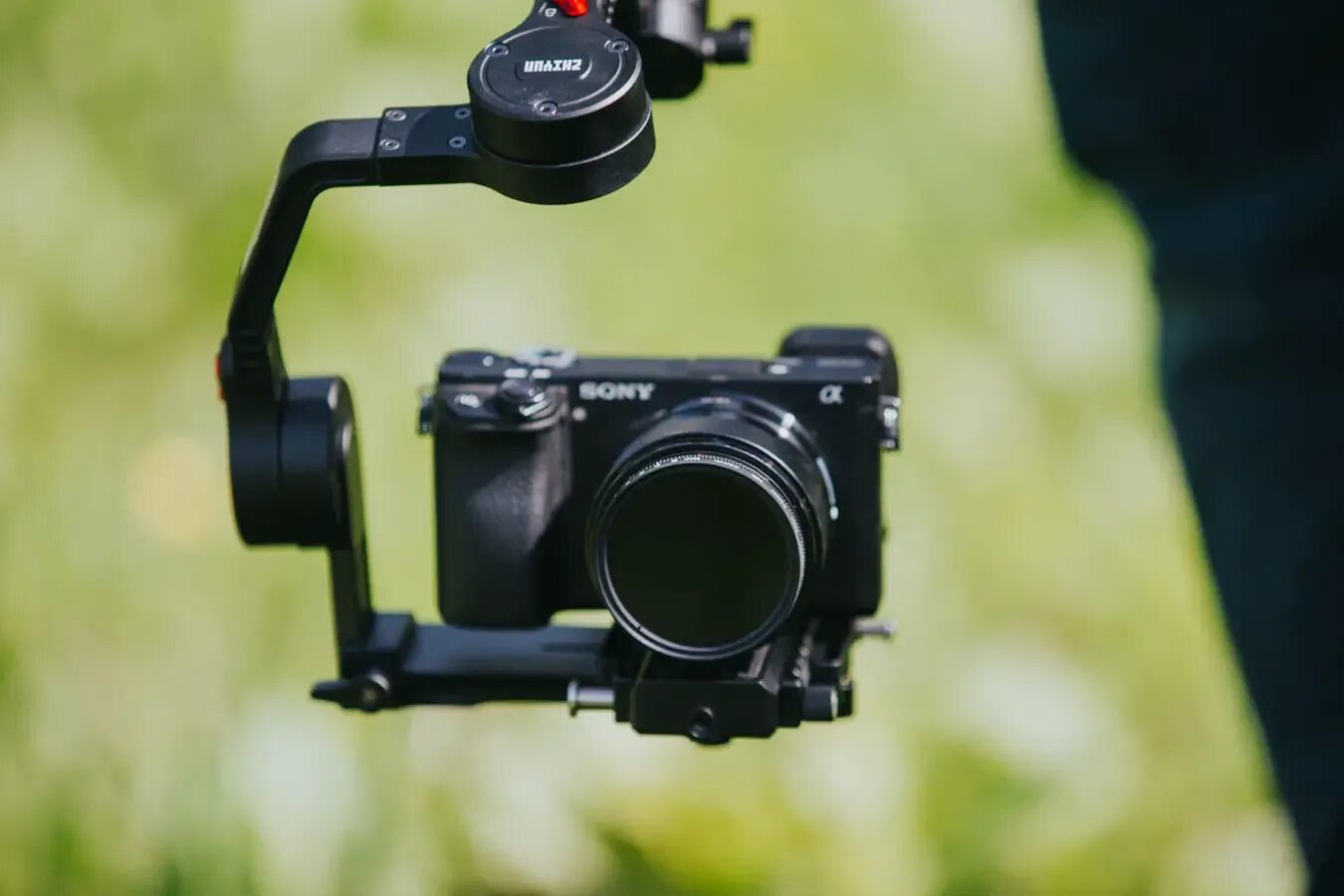 Zhiyun crane обзор. Sony a6500 zhiyun. sony a 6000 на штативе. zhiyun sony a рекордер. вспышка для sony a6000.