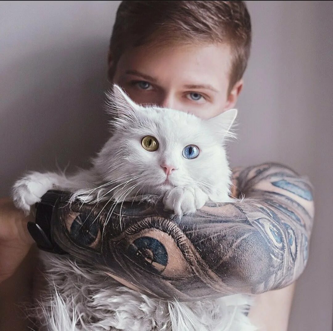 Парень котик. Денис грей. елизавета радохлебова. парень с котом. парень с котом на руках.
