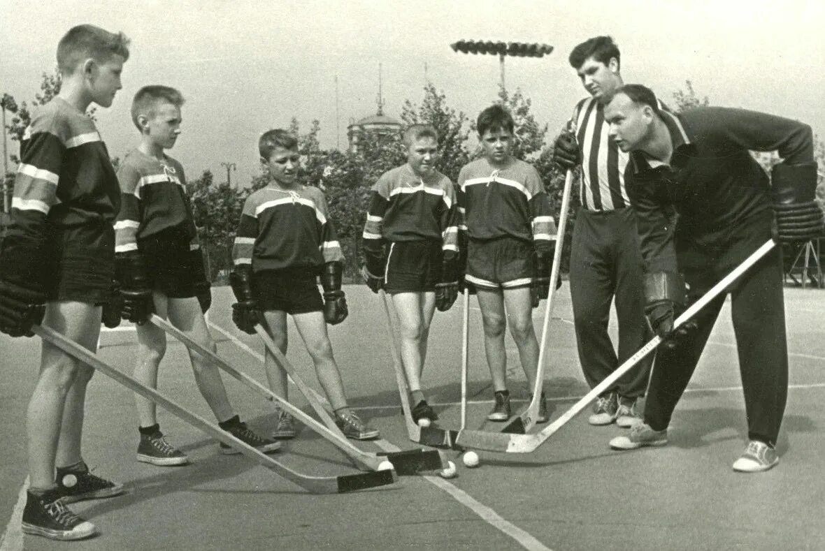 Физра в школе 1960 СССР. Спортивный кружок СССР. Физкультура в Советской школе. Детский спорт в СССР.