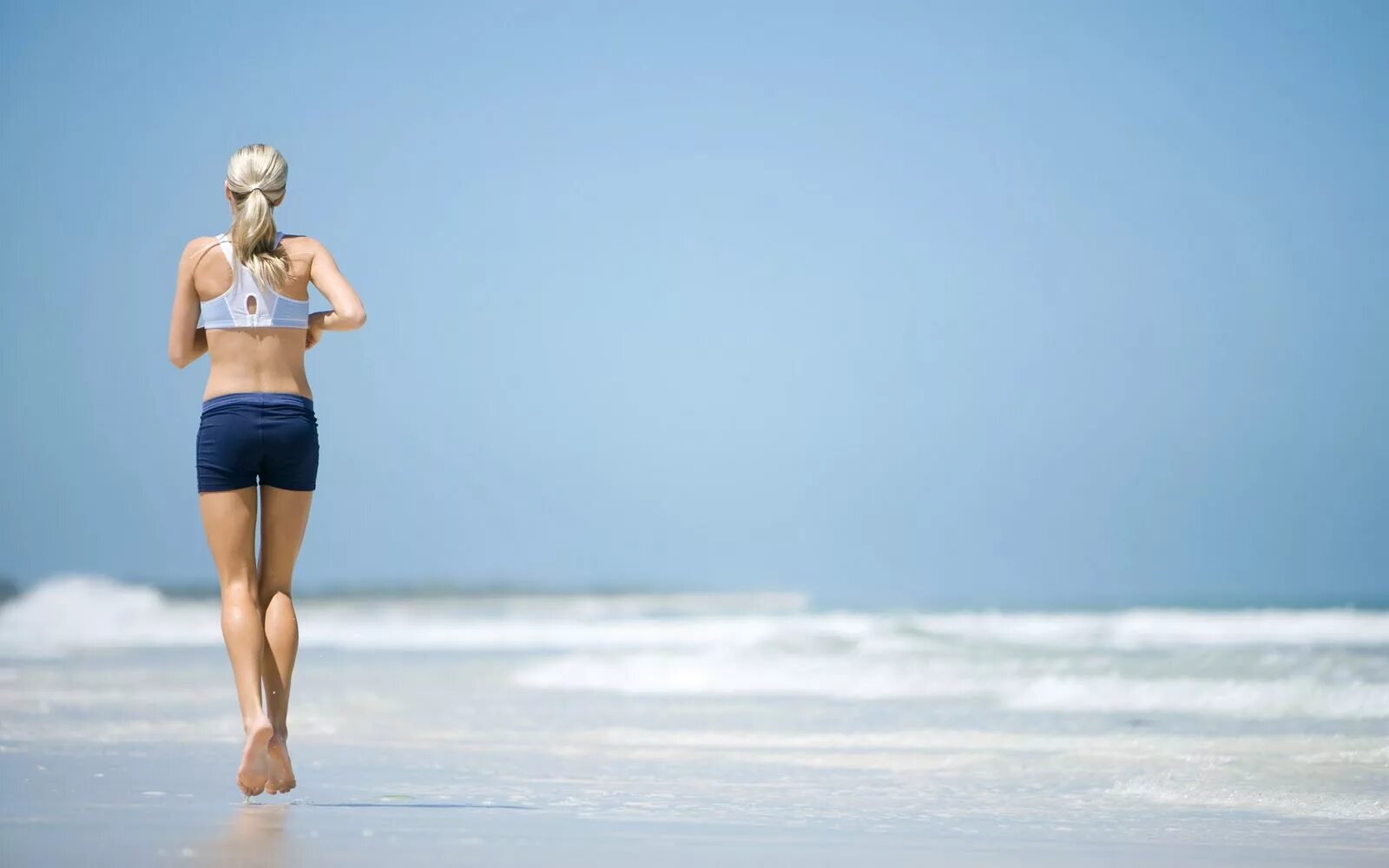 Стройная здоровая фигура. Красивые девушки на море. Девочка на море. Девушка в купальнике. Море пляж девушки.
