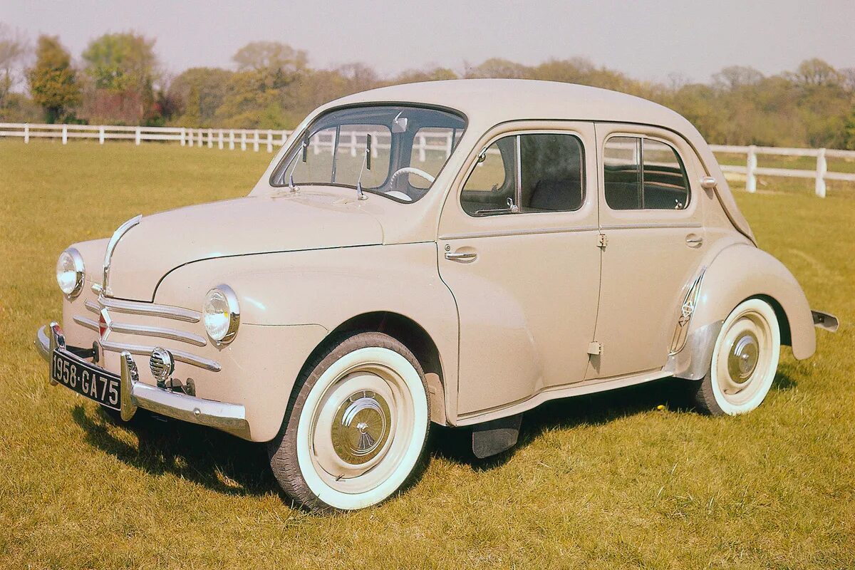 Само 1 40. Renault 4cv. Renault 4cv 1947. Renault 4cv 1946. Рено 4 кузов.