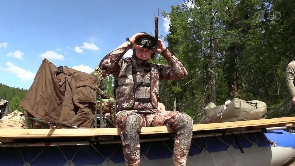 Охота и рыбалка в сибири. Охота пенсионера в сибири видео и рыбалка. Рыбалка в тайге зимой. Зимний улов ленка. Охота и рыбалка пенсионера в сибири.