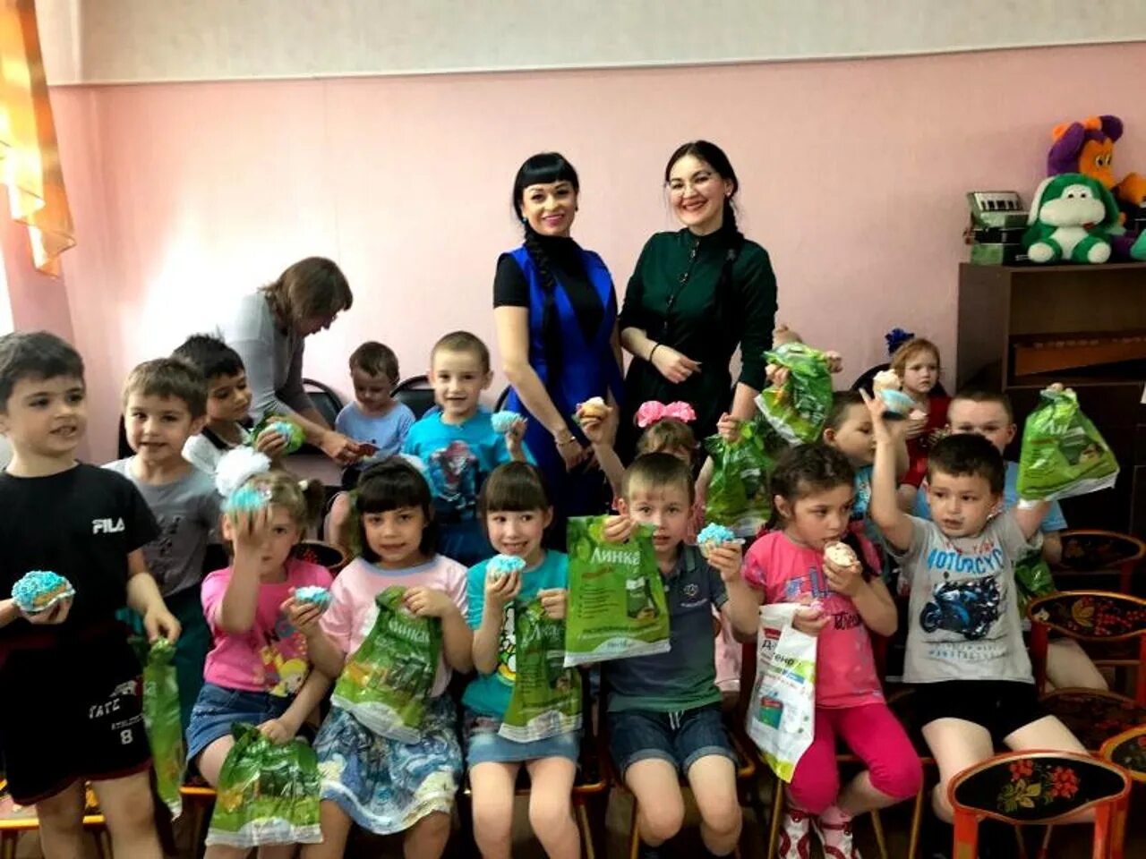 Старшие дети в детдоме. Праздник для детей сирот. Праздник для детей сирот. Праздник для детей сирот. Детский правозащитник в ростове на дону.