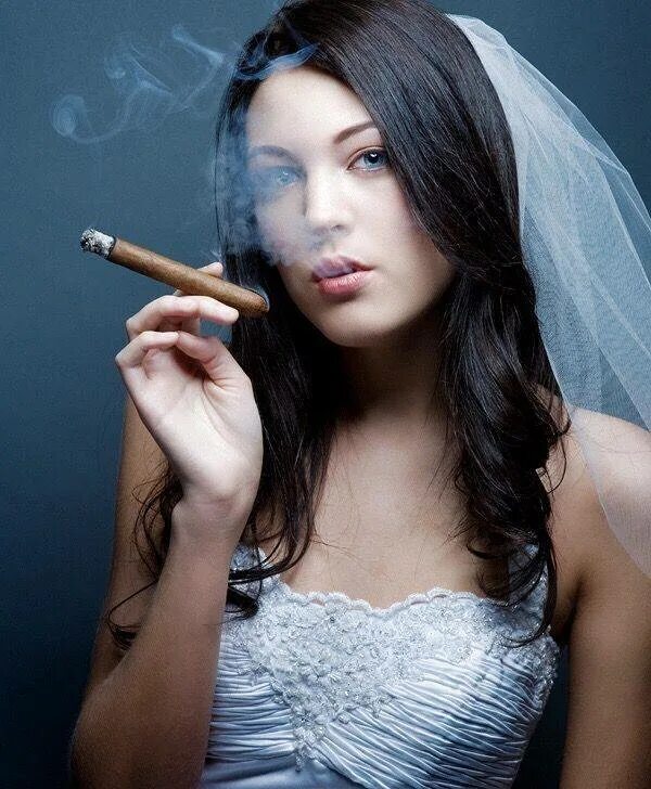 Бросаю курящую девушку. Курящие женщины демотиваторы. Курящая девушка. Бросаю курящую девушку. Цитаты про курящих девушек.